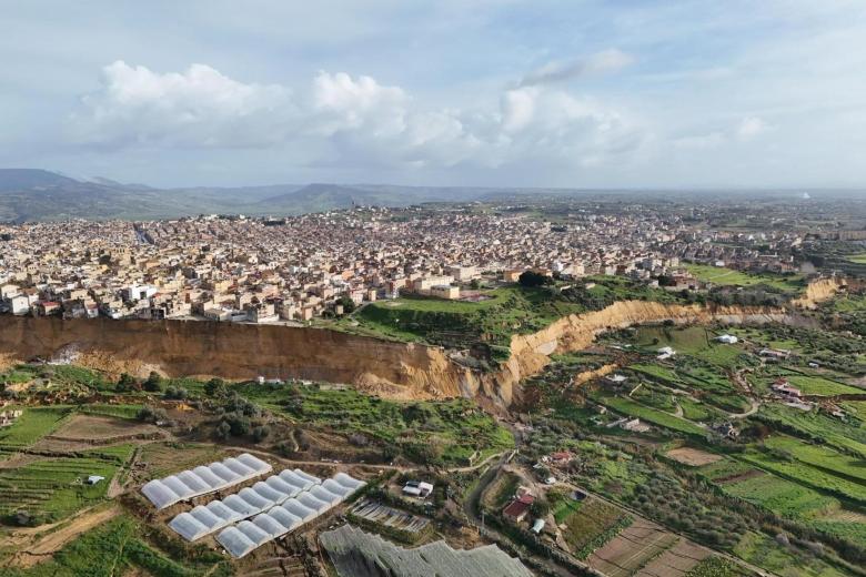 El deslizamiento de tierra continúa avanzando tan rápido que los bomberos tienen dificultades para determinar su distancia, cómo y dónde se está propagando: se estima que tiene 4 kilómetros de largo y 50 metros de profundidad. «Todas las casas en una zona de 50 a 70 metros se derrumbarán inevitablemente», explica Salvo Cocina, director del Departamento de Protección Civil de Sicilia. Mientras tanto, solo una carretera que conduce a la ciudad está abierta: la Carretera Provincial 11. El gobierno ha asignado 100 millones de euros para los daños causados ​​por el ciclón Harry en Calabria, Cerdeña y Sicilia, pero los daños totales se estiman en unos 2.000 millones de euros.