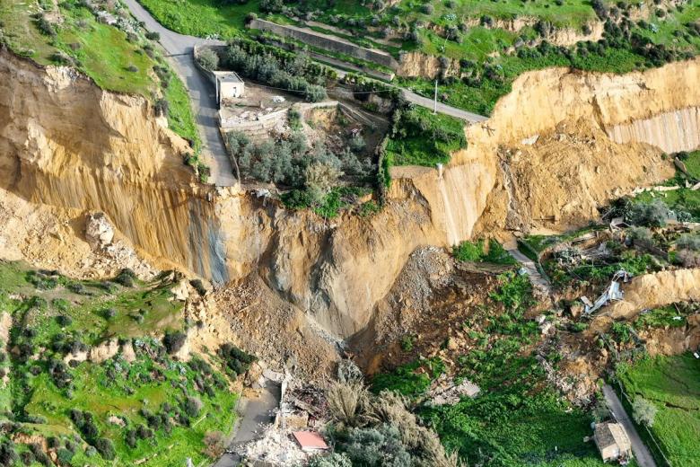 Por ahora, bomberos e investigadores de la Universidad de Florencia monitorean los movimientos del terreno. El gobierno también está considerando enviar expertos de la Agencia Espacial Italiana. En Niscemi, la gente entra a sus casas acompañada, vigilada y cronometrada. Deben registrarse en la página web municipal y luego, solo si la situación lo permite, pueden volver a entrar a sus casas una vez con los bomberos. Cargando bolsas de lona del supermercado, recuperan documentos, medicamentos, algo de ropa. Lo estrictamente necesario.