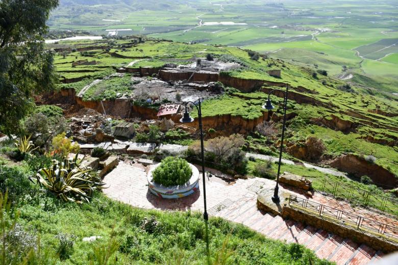 «Muchas familias quedarán sin hogar. Los daños en viviendas y propiedades son considerables», agrega el alcalde de la zona. «Somos una localidad prácticamente aislada. Insto a todos a no cruzar las barreras: algunos han ido a curiosear, pero eso es un comportamiento peligroso e irresponsable», prosigue. Y hay muchos testimonios de la zona: «Compré mi casa hace un año, con una hipoteca. Hoy no sé qué pasará con ella. Está en la zona afectada por el deslizamiento. Por ahora, nos alojamos con familiares, pero no sé cómo estará la situación en los próximos días», explica un camionero Francesco Blanco.