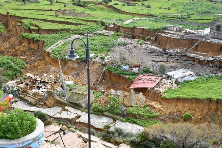 «Estábamos tranquilos en casa, almorzando. Oímos voces afuera, miramos hacia afuera y salimos corriendo», explica una mujer sobre el deslizamiento de tierra. Lo que está ocurriendo en Niscemi no se trata de un evento repentino: la frágil geología del terreno y las fuertes lluvias han reactivado un sitio que ya presentaba un alto riesgo. La misma zona sufrió un gran deslizamiento de tierra en 1997, que se reactivó parcialmente con el evento de ayer, así como otro deslizamiento de tierra hace apenas diez días. En resumen, no se trató de un evento repentino e inesperado: la zona era frágil, ya parcialmente afectada por deslizamientos de tierra anteriores, y se consideraba de alto riesgo.