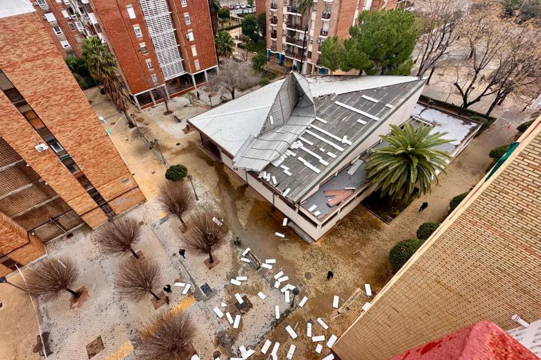 Parroquia Virgen del Camino, con el techo destrozado por el viento
