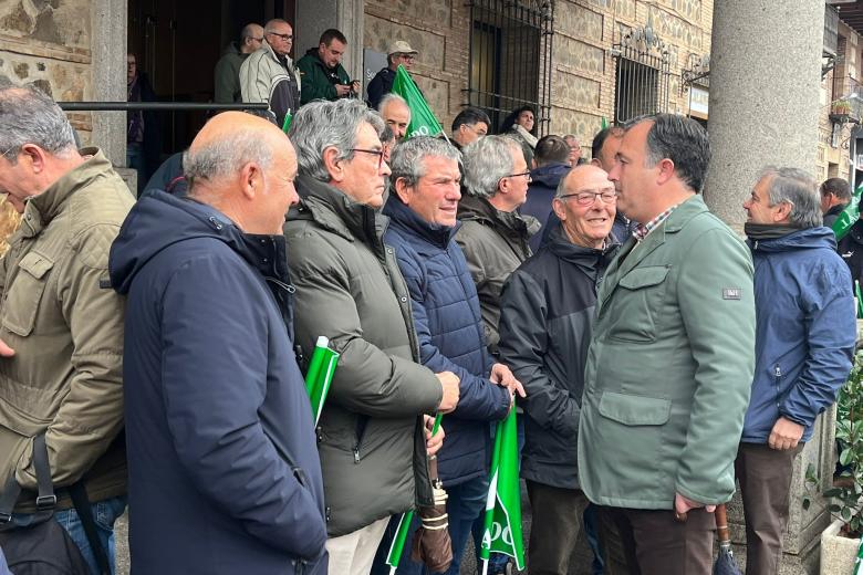 David Moreno (Vox) junto a un grupo de agricultores