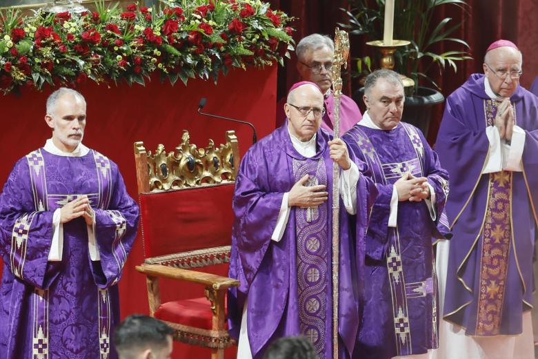 HUELVA, 29/01/2026.- Un momento del funeral que se celebra este jueves en Huelva para acompañar a los familiares de las 45 víctimas mortales del accidente ferroviario de Adamuz, 28 de las cuales eran de municipios de esta provincia. EFE/ José Manuel Vidal