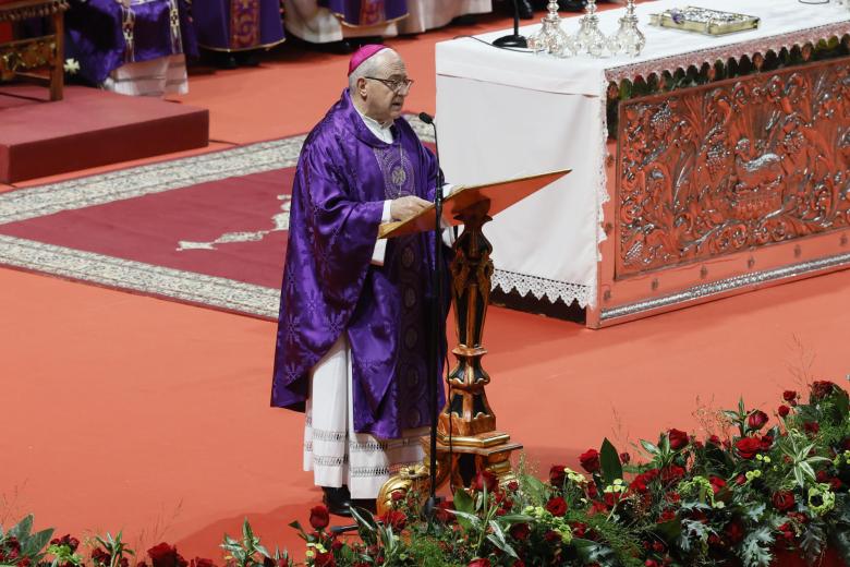 HUELVA, 29/01/2026.- El obispo de Huelva, Santiago Gómez Sierra, durante el funeral que se celebra este jueves en la capital onubense para acompañar a los familiares de las 45 víctimas mortales del accidente ferroviario de Adamuz, 28 de las cuales eran de municipios de esta provincia. EFE/ José Manuel Vidal