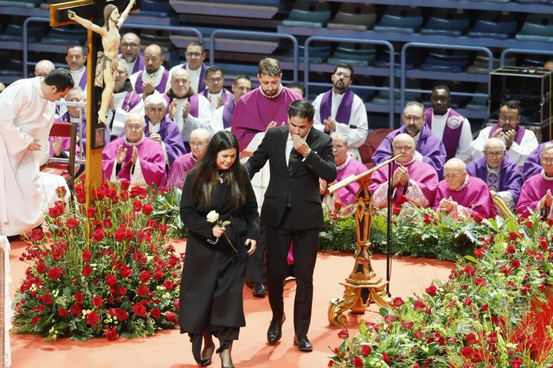 HUELVA, 29/01/2026.- Liliana Sáez, junto a su hermano Fidel, tras hablar en nombre de las familias de las 45 víctimas mortales del accidente ferroviario de Adamuz en el funeral celebrado este jueves en Huelva, donde ha asegurado que "lucharán por saber la verdad", porque solo así podrán "curar una herida que nunca cerrará". EFE/ José Manuel Vidal