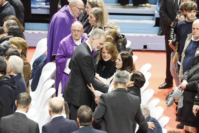 El Rey Felipe saluda a los familiares de las víctimas