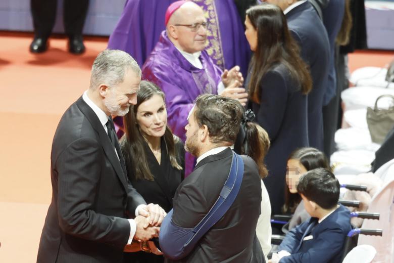 Los Reyes han estado hablando con las víctimas un largo rato tras la ceremonia