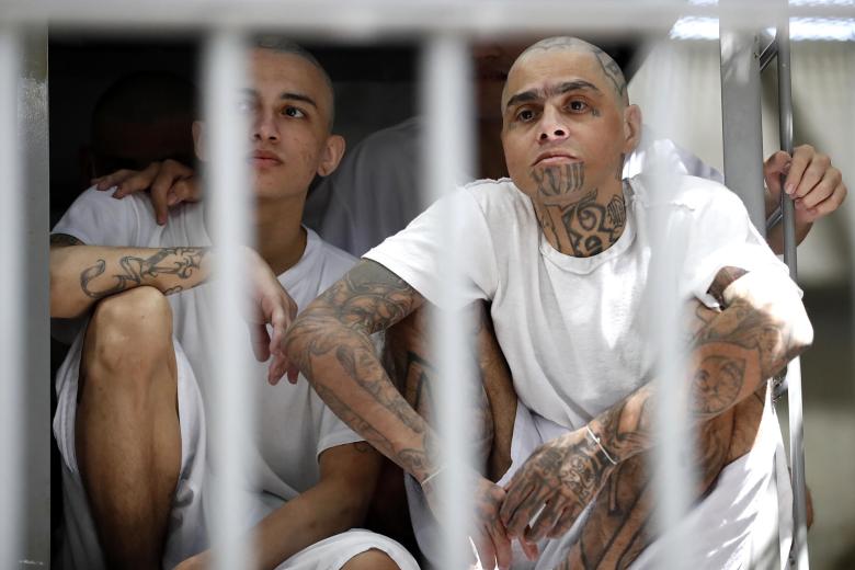 Unos pandilleros, en el Centro de Confinamiento del Terrorismo (Cecot) de El Salvador