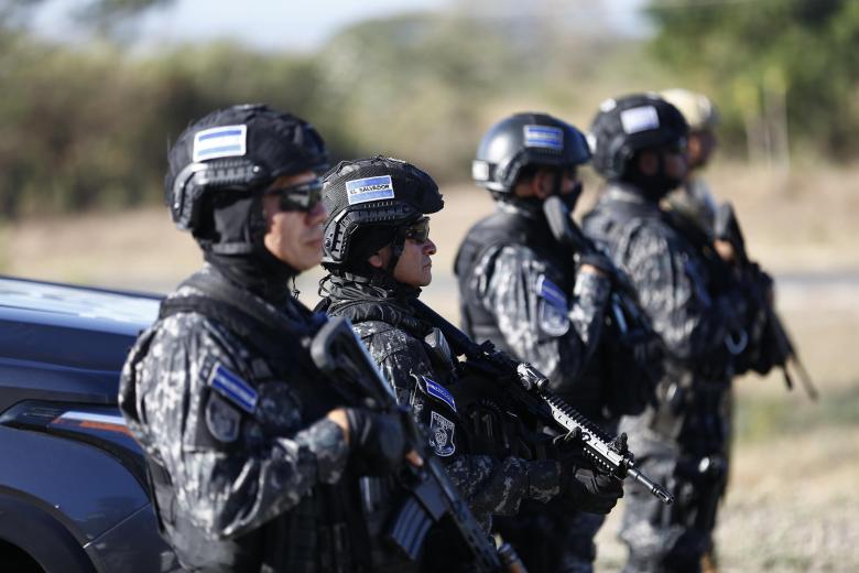 Integrantes de la Unidad Táctica Especializada Policial (UTEP), de la Policía Nacional Civil (PNC) de El Salvador, custodian la cárcel de máxima seguridad para pandilleros, Centro de Confinamiento del Terrorismo (Cecot) durante un recorrido del presidente electo de Chile, José Antonio Kast