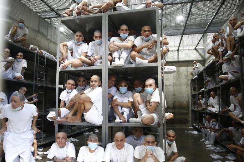 «Buenos días», dijeron los detenidos con cabezas rapadas. Luego, en una celda, las autoridades les pidieron a algunos de ellos quitarse la camisa para que mostraran sus tatuajes.Varios lucían delgados y otros estaban sentados con los brazos cruzados en sus catres, bajo un intenso calor.