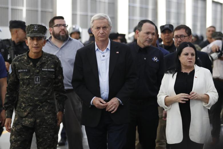El presidente electo de Chile, José Antonio Kast (c), recorre junto al ministro de Defensa de El Salvador, René Merino Monroy (i), y la que será la ministra de Seguridad de Chile, Trinidad Steinert (d), la cárcel de máxima seguridad para pandilleros, Centro de Confinamiento del Terrorismo (Cecot), este viernes, en San Salvador (El Salvador).
