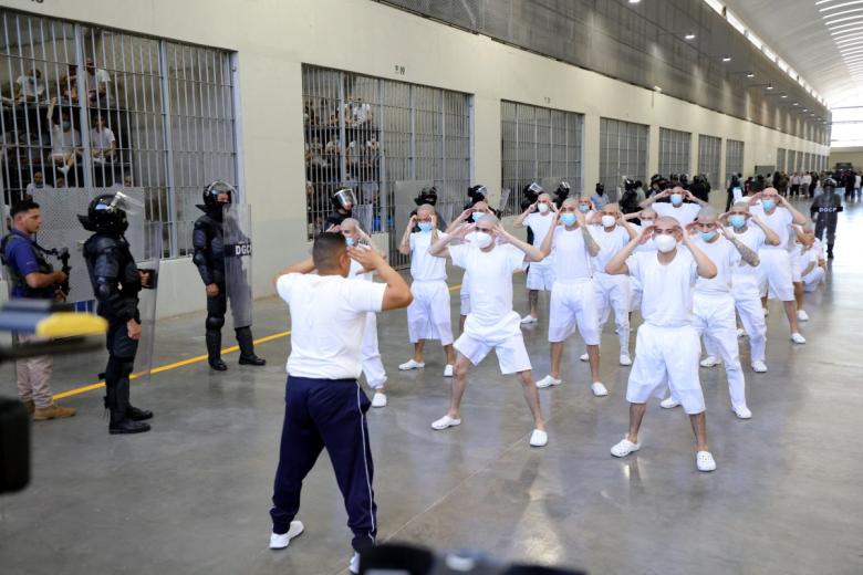 Los reclusos se ejercitan en el Centro de Internamiento Antiterrorista (CECOT), donde se encuentran recluidos cientos de pandilleros de la MS-13 y la pandilla Barrio 18, en Tecoluca, El Salvador