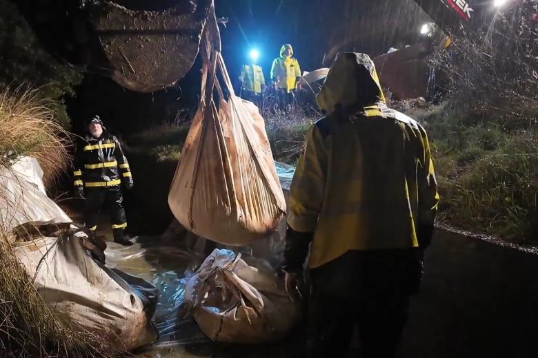 Miembros de la UME trabajan en la construcción de un muro de contención en la balsa de Aznalcóllar