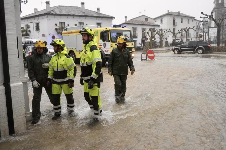 GRAZALEMA (CÁDIZ), 04/02/2026.- Los bomberos ayudan en Grazalema (Cádiz) en las calles y casas inundadas por a las intensas lluvias que se registran este miércoles en la localidad gaditana, que acumula 238,3 litros por metro cuadrado, por lo que hay gran cantidad de agua en el subsuelo. EFE/Román Ríos.