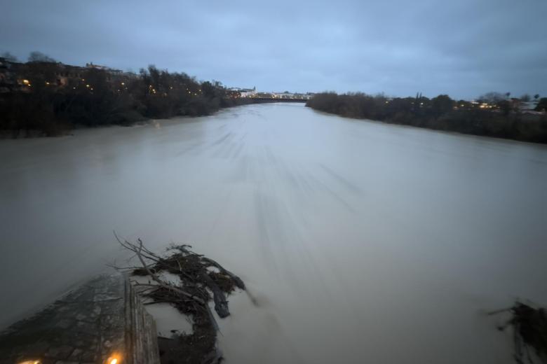 El río Guadalquivir crecido