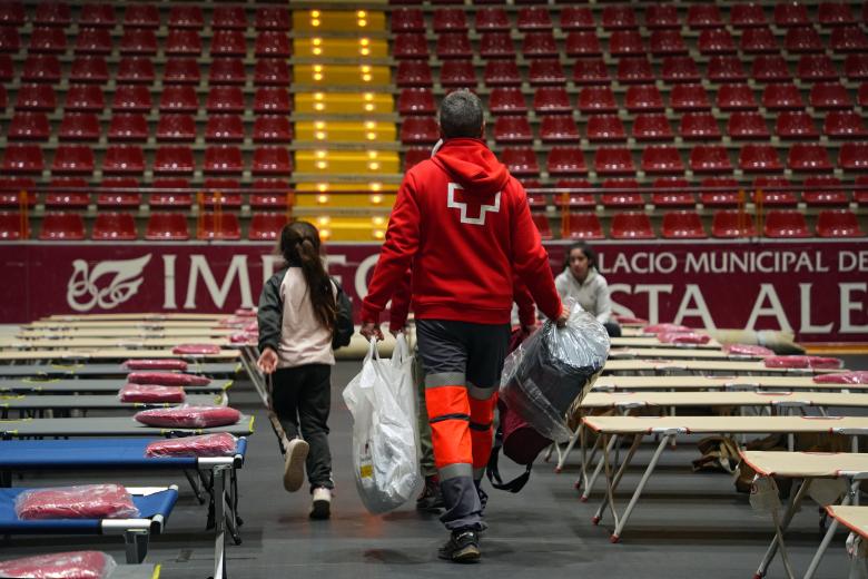 El Palacio de Deportes Vistalegre de Córdoba se ha habilitado para atender a las personas desalojadas por la crecida del río.