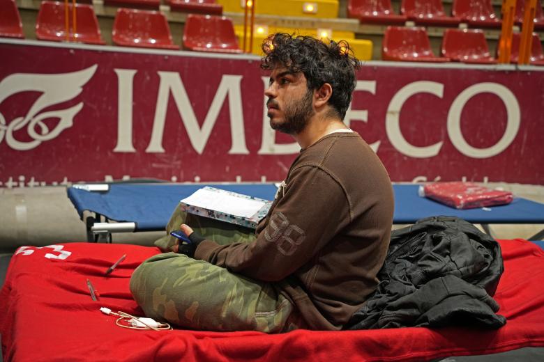 El Palacio de Deportes Vistalegre de Córdoba se ha habilitado para atender a las personas desalojadas por la crecida del río.