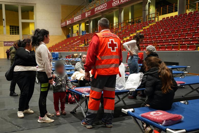 El Palacio de Deportes Vistalegre de Córdoba se ha habilitado para atender a las personas desalojadas por la crecida del río.