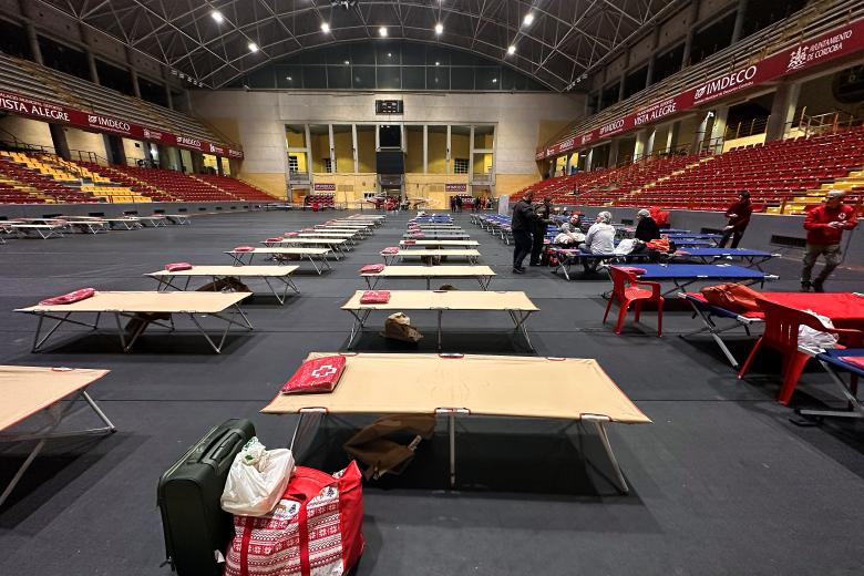 El Palacio de Deportes Vistalegre de Córdoba se ha habilitado para atender a las personas desalojadas por la crecida del río.