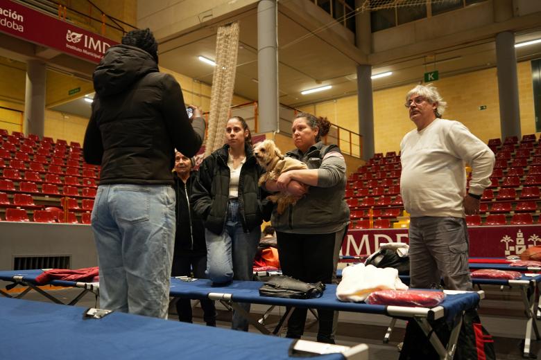 El Palacio de Deportes Vistalegre de Córdoba se ha habilitado para atender a las personas desalojadas por la crecida del río.