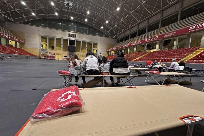 El Palacio de Deportes Vistalegre de Córdoba se ha habilitado para atender a las personas desalojadas por la crecida del río.