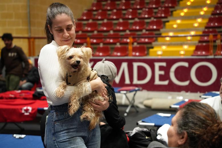 El Palacio de Deportes Vistalegre de Córdoba se ha habilitado para atender a las personas desalojadas por la crecida del río.