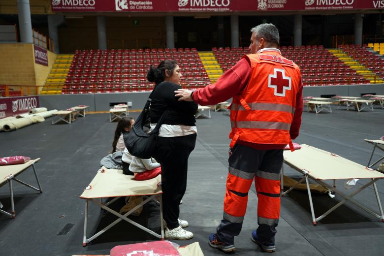 El Palacio de Deportes Vistalegre de Córdoba se ha habilitado para atender a las personas desalojadas por la crecida del río.