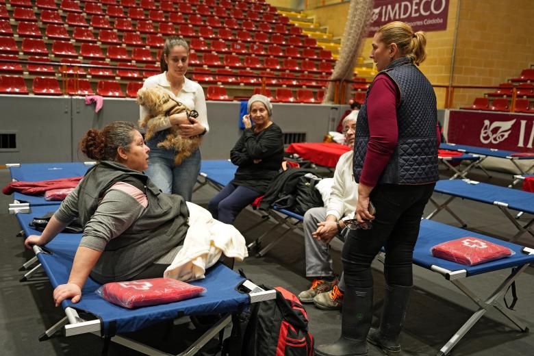 El Palacio de Deportes Vistalegre de Córdoba se ha habilitado para atender a las personas desalojadas por la crecida del río.