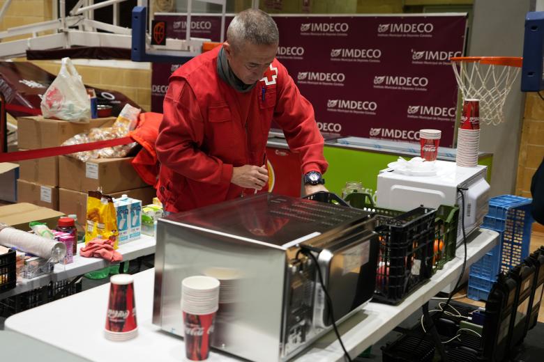 El Palacio de Deportes Vistalegre de Córdoba se ha habilitado para atender a las personas desalojadas por la crecida del río.