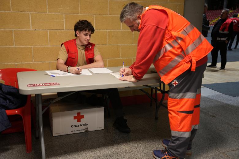 El Palacio de Deportes Vistalegre de Córdoba se ha habilitado para atender a las personas desalojadas por la crecida del río.