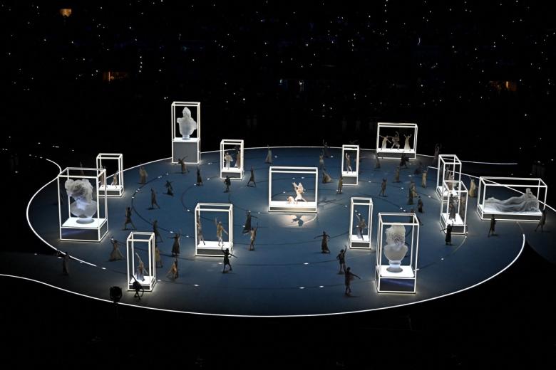 Un grupo de bailarines actúa durante la ceremonia de apertura de los Juegos Olímpicos de Invierno, en el estadio San Siro de Milán