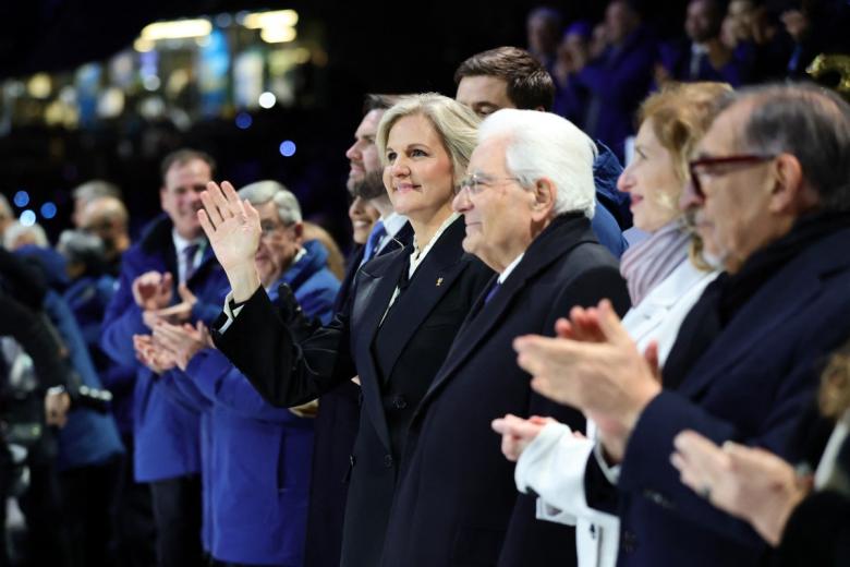 La presidenta del Comité Olímpico Internacional (COI), Kirsty Coventry (izq.), saluda al presidente de Italia, Sergio Mattarella, a su llegada a la ceremonia de apertura de los Juegos Olímpicos de Invierno Milano Cortina 2026