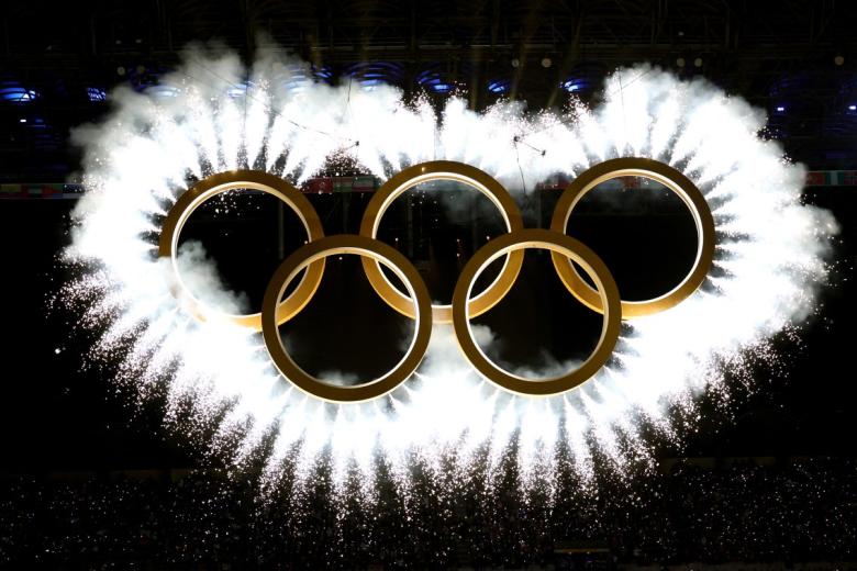 Los anillos forman el emblema olímpico durante la ceremonia de apertura de los Juegos Olímpicos de Invierno Milano Cortina 2026