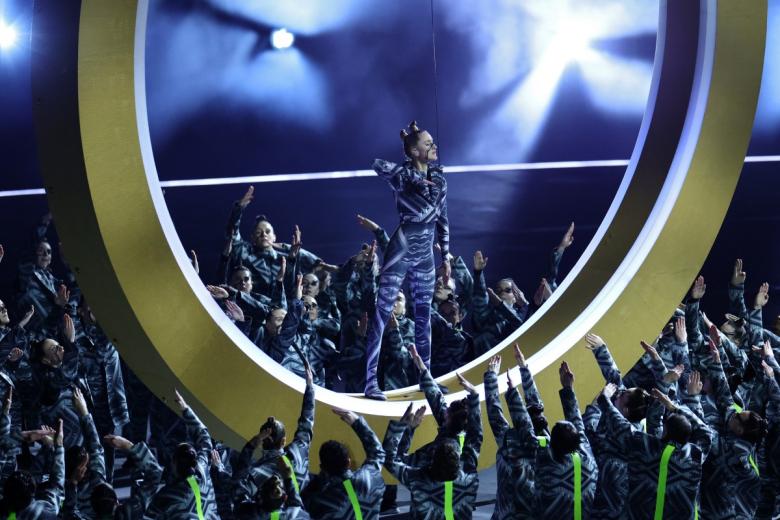 Bailarines bailan mientras uno de los anillos comienza a formar el emblema olímpico durante la ceremonia de apertura de los Juegos Olímpicos de Invierno Milano Cortina 2026