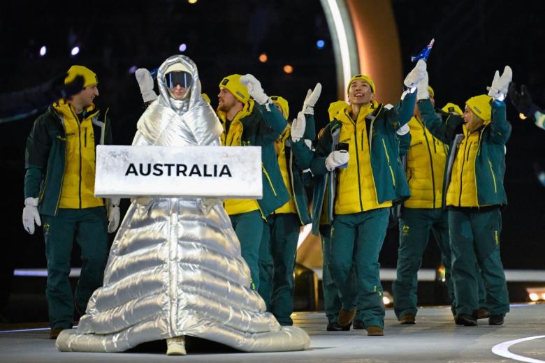 (De izq. a der.) Hektor Giotopoulos Moore, Brendan Corey y Jason Chan, ambos de Australia, y otros atletas australianos desfilan durante la ceremonia de apertura de los Juegos Olímpicos de Invierno Milano Cortina 2026