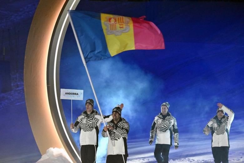 El abanderado de Andorra, Joan Verdu, y otros atletas desfilan durante la ceremonia inaugural de los Juegos Olímpicos de Invierno de Milán Cortina 2026 en Livigno, norte de Italia, el 6 de febrero de 2026.
