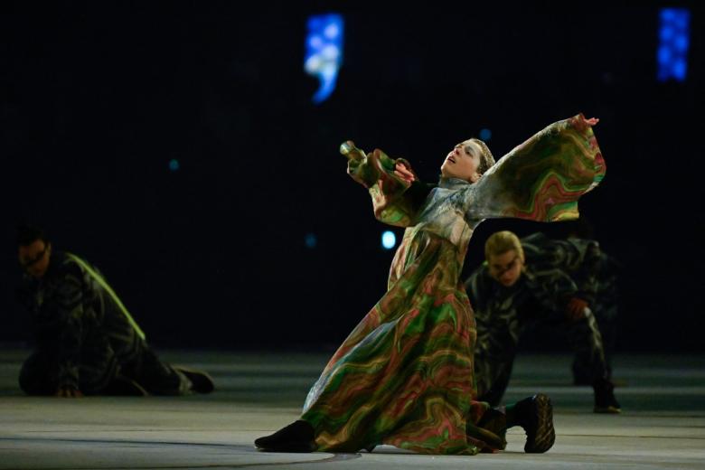 Bailarines actúan durante la ceremonia inaugural de los Juegos Olímpicos de Invierno Milano Cortina 2026