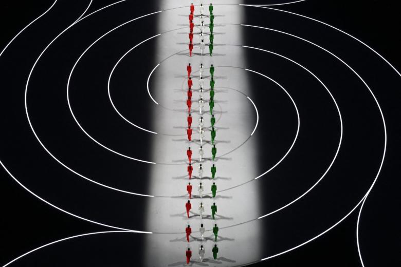 Modelos desfilan por la pasarela luciendo una creación diseñada por Giorgio Armani durante la ceremonia de apertura de los Juegos Olímpicos de Invierno Milano Cortina 2026