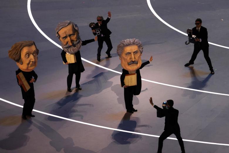 Artistas actúan durante la ceremonia de apertura de los Juegos Olímpicos de Invierno Milano Cortina 2026