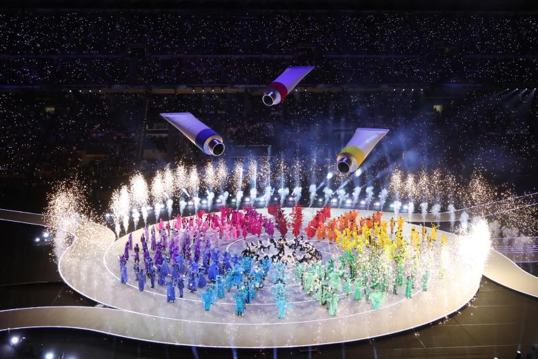 Un gran desfile coral de personajes inspirado en categorías simbólicas de la imaginación y la creatividad italianas, donde la historia, la cultura y la fantasía coexisten en una única narrativa visual.