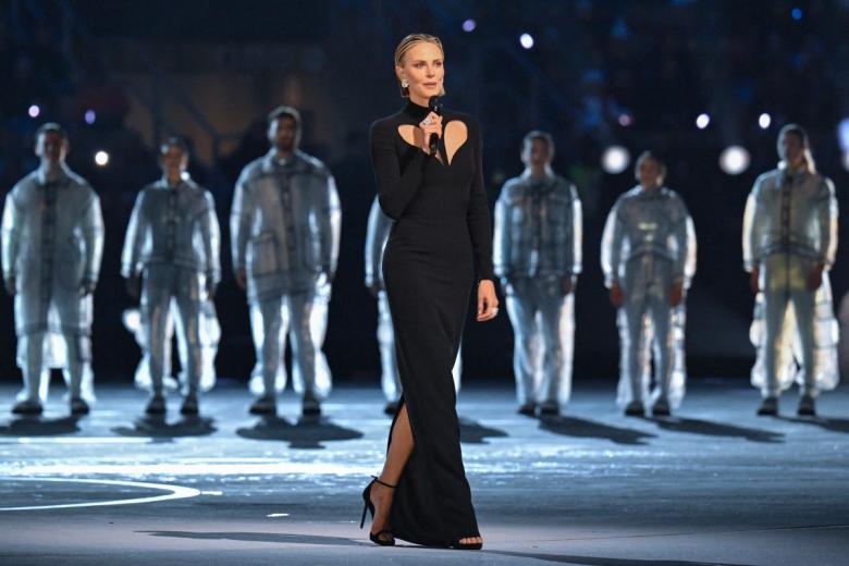 La embajadora de la ONU para la Paz y actriz sudafricana Charlize Theron pronuncia un discurso durante la ceremonia de apertura de los Juegos Olímpicos de Invierno Milano Cortina 2026