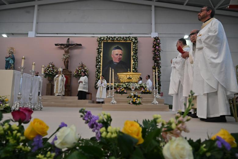 HUÉRCAL-OVERA (ALMERÍA), 07/02/2026.- Devotos aplauden durante la ceremonia en el que el sacerdote Salvador Valera Parra es beatificado este sábado en la localidad almeriense de Huércal-Overa. EFE/Carlos Barba