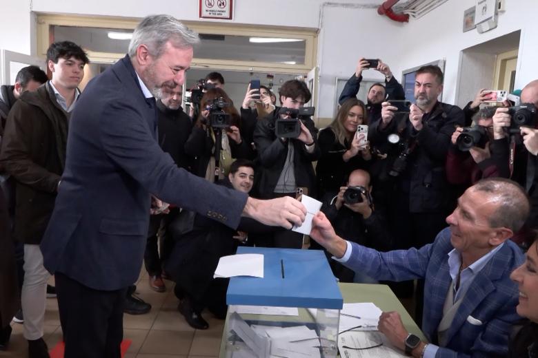 Jorge Azcón ejerce su derecho a voto en el colegio electoral - EFE