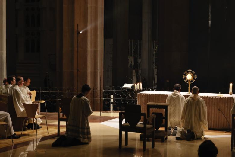 Adoración por el décimo aniversario de Effetá en la Sagrada Familia de Barcelona