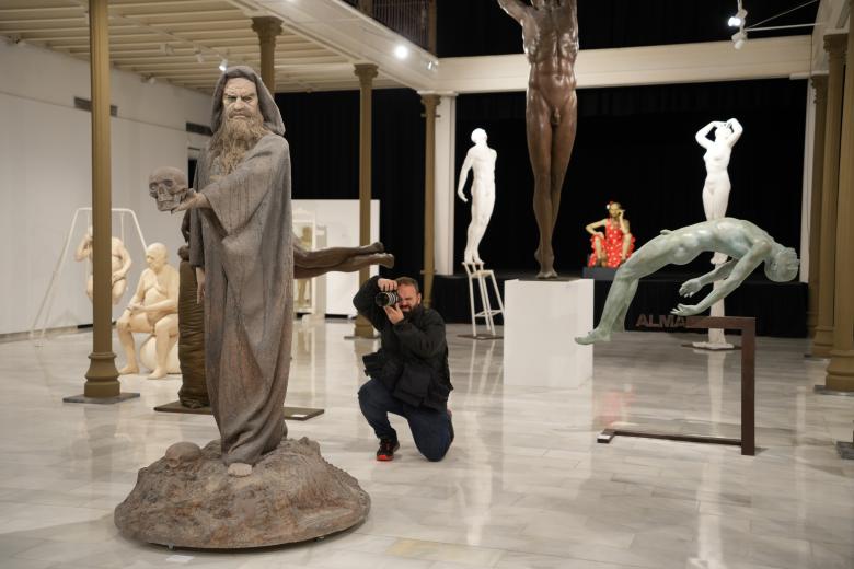 Pie: El escultor cordobés José Manuel Belmonte presenta en el Teatro Cómico Principal la exposición Fondo y forma, una retrospectiva que repasa más de 40 años de trayectoria artística