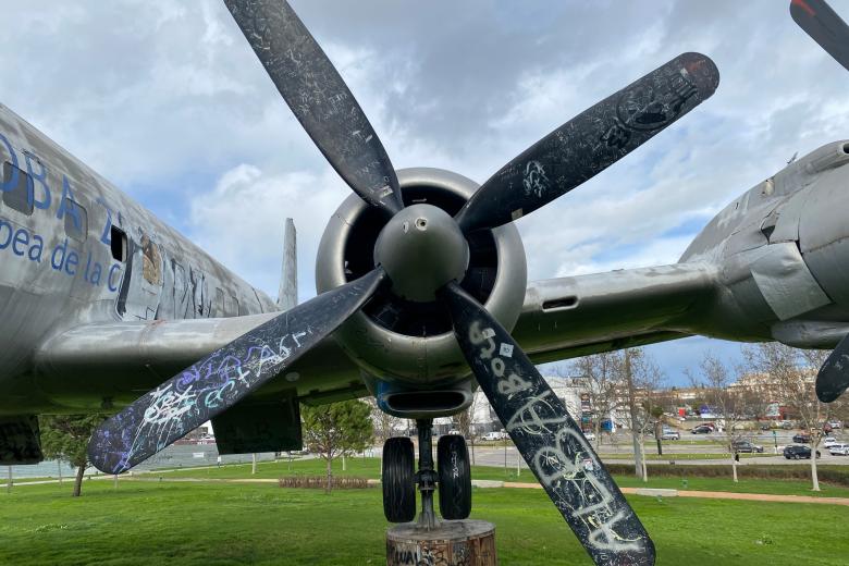 Avión Douglas DC-7, en el Balcón del Guadalquivir (Córdoba)