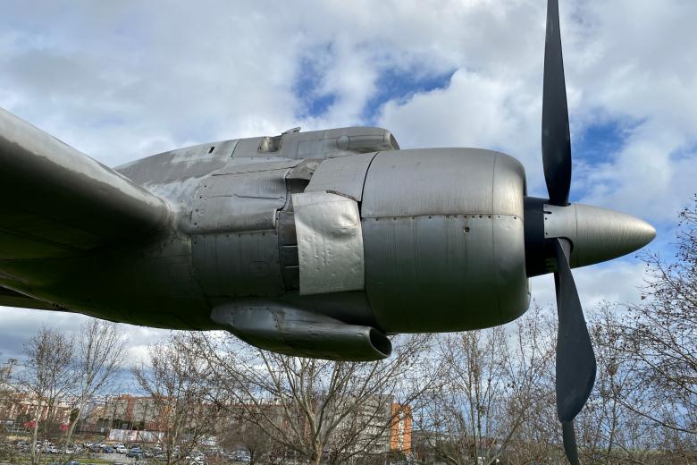 Avión Douglas DC-7, en el Balcón del Guadalquivir (Córdoba)