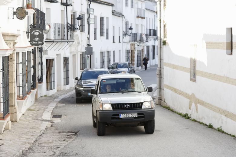 GRAZALEMA (CÁDIZ), 16/02/2026.- Varios vecinos circulan por una calle de Grazalema este lunes. Un primer grupo de vecinos desalojados hace 11 días por el temporal en Grazalema (Cádiz) ha podido volver a sus hogares a partir de las 16:05 horas de este lunes, cuando la Guardia Civil ha permitido el acceso a una treintena de vehículos al municipio. EFE/ Jorge Zapata