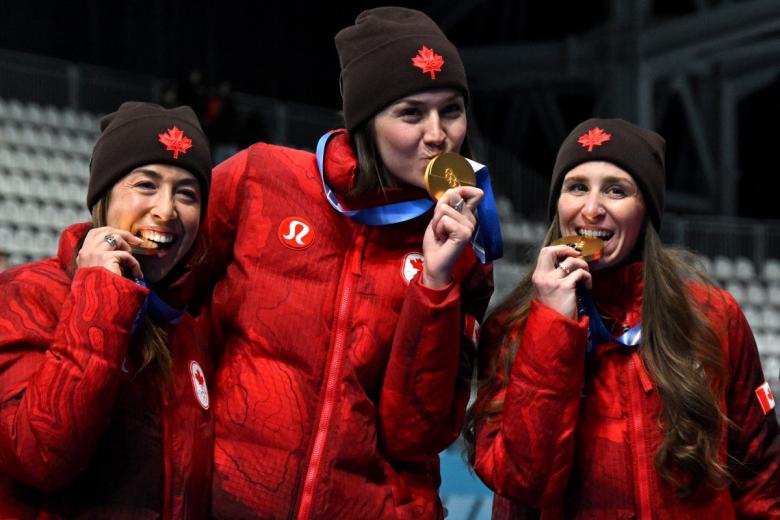 Canadá se proclamó este martes campeona olímpica de persecución por equipos femenina en patinaje de velocidad, en los Juegos de Milán-Cortina 2026, al superar en la final a Países Bajos. Ivanie Blondin, Valerie Maltais e Isabelle Wiedemann marcaron un tiempo de 2 minutos, 55 segundos y 81 centésimas para colgarse el oro, el tercero de los 12 metales que acumula Canadá y la sexta medalla que consigue en patinaje de velocidad sobre el hielo milanés, una marca que coloca al equipo canadiense en el puesto 11 del medallero.