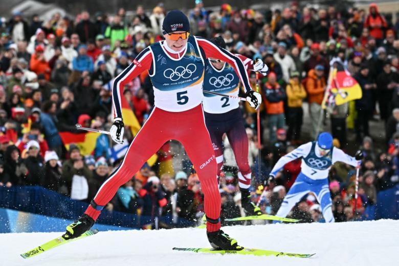 El noruego Jens Luraas Oftebro –que el pasado miércoles se había proclamado campeón olímpico de combinada desde el trampolín normal y 10 kilómetros– ganó este martes su segundo oro en los Juegos de Milán-Cortina d'Ampezzo (Italia), al ganar la prueba de la disciplina de rampa larga más diez kilómetros, que arrancó con los saltos en Predazzo y se completó con la parte de esquí de fondo en Tesero.Oftebro, de 25 años, que era quinto tras la ronda de saltos, se impuso, con un tiempo de 24 minutos y 45 segundos, exactamente cinco segundos y nueve décimas menos que el austriaco Johannes Lamparter, que mantuvo su segunda plaza inicial y también repitió la plata que había logrado el pasado miércoles.